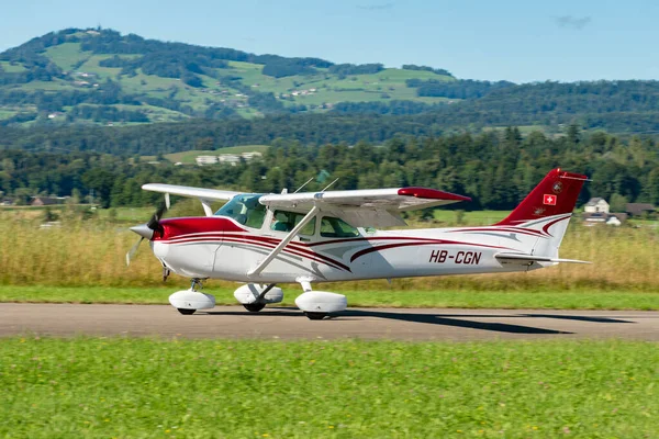 Wangen-Lachen, İsviçre, 31 Ağustos 2025 HB-CGN Reims Cessna F172P Skyhawk II uçağı 26 numaralı piste yanaşmaktadır.