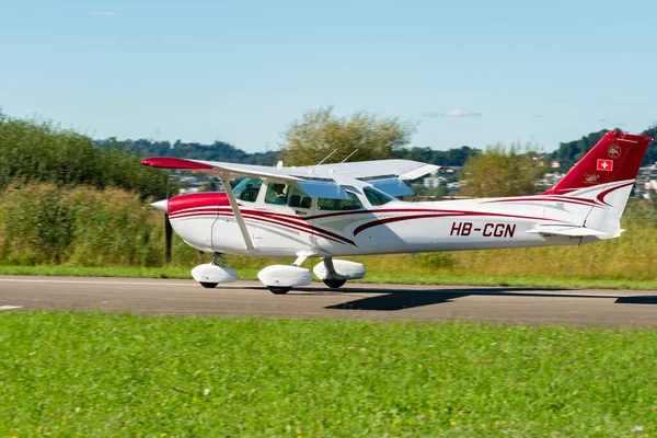 Wangen-Lachen, İsviçre, 31 Ağustos 2025 HB-CGN Reims Cessna F172P Skyhawk II uçağı 26 numaralı piste yanaşmaktadır.
