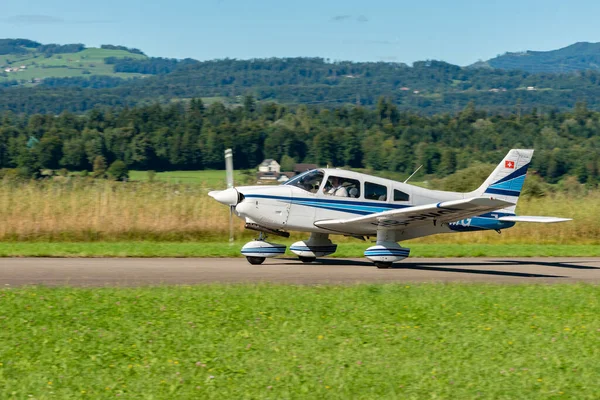 Wangen-Lachen, İsviçre, 31 Ağustos 2025 HB-PMG Piper PA-28-181 Archer II uçağı 26 numaralı piste iniyor.