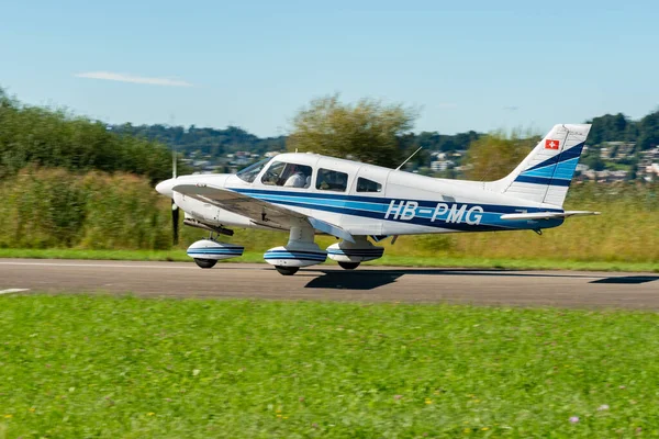 Wangen-Lachen, İsviçre, 31 Ağustos 2025 HB-PMG Piper PA-28-181 Archer II uçağı 26 numaralı piste iniyor.