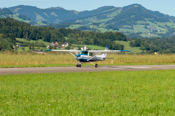 Wangen-Lachen, İsviçre, 31 Ağustos 2025 HB-CIY Cessna F152 uçağı 26 numaralı pistten kalkıyor.