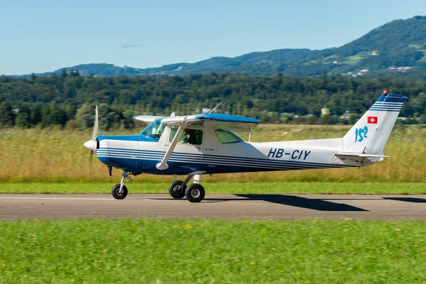 Wangen-Lachen, İsviçre, 31 Ağustos 2025 HB-CIY Cessna F152 uçağı 26 numaralı pistten kalkıyor.