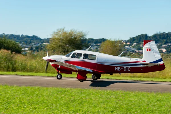 Wangen-Lachen, İsviçre, 31 Ağustos 2025 HB-DIC Mooney M20P uçağı 26 numaralı piste yanaşıyor.