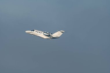 Zürih, İsviçre, 21 Ocak 2026 YUMPC Cessna Citation M2 uçağı, Davos 'ta düzenlenen dünya ekonomik forumunun sisli bir gününde 28 numaralı pistten kalkıyor.