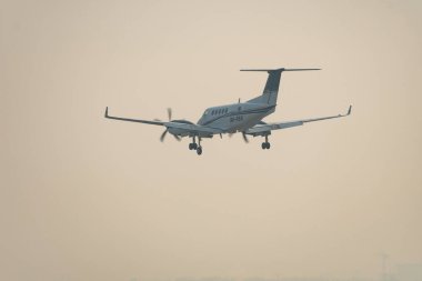 Zürih, İsviçre, 22 Ocak 2026 9H-RBA Alpine Wings Beech King B200GT pervane uçağı Davos 'taki dünya ekonomik forumu sırasında çok sisli bir günde 14. piste iniyor.