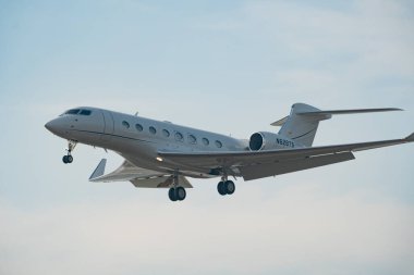Zürih, İsviçre, 22 Ocak 2026 N-628TS Gulfstream G650ER uçağı, Davos 'taki dünya ekonomik forumu sırasında çok sisli bir günde 14. piste iniyor.