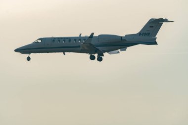 Zürih, İsviçre, 22 Ocak 2026 D-CQAB Quick Air Jet Charter hava ambulansı Learjet 45 uçağı Davos 'taki dünya ekonomik forumu sırasında çok sisli bir günde 14. piste iniyor.
