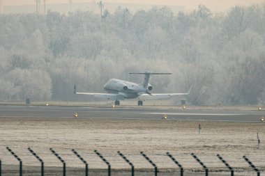 Zürih, İsviçre, 22 Ocak 2026 D-CQAB Quick Air Jet Charter hava ambulansı Learjet 45 uçağı Davos 'taki dünya ekonomik forumu sırasında çok sisli bir günde 14. piste iniyor.