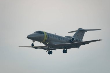 Zürih, İsviçre, 22 Ocak 2026 LX-PCK Jetfly Havacılık Pilatus PC-24 uçakları Davos 'taki dünya ekonomik forumu sırasında çok sisli bir günde 14. piste iniyor.