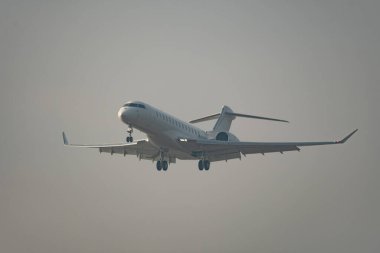 Zürih, İsviçre, 22 Ocak 2026 T7-ADX Bombardıman uçağı, Davos 'taki dünya ekonomik forumunda sisli bir günde 14. piste iniyor.