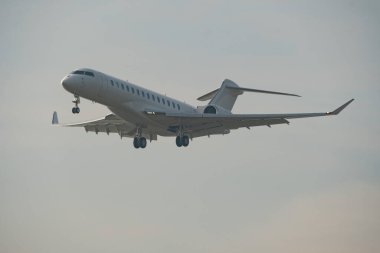 Zürih, İsviçre, 22 Ocak 2026 T7-ADX Bombardıman uçağı, Davos 'taki dünya ekonomik forumunda sisli bir günde 14. piste iniyor.