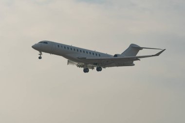 Zürih, İsviçre, 22 Ocak 2026 T7-ADX Bombardıman uçağı, Davos 'taki dünya ekonomik forumunda sisli bir günde 14. piste iniyor.