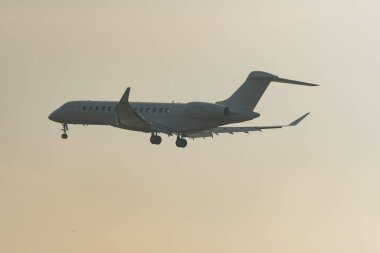 Zürih, İsviçre, 22 Ocak 2026 T7-ADX Bombardıman uçağı, Davos 'taki dünya ekonomik forumunda sisli bir günde 14. piste iniyor.