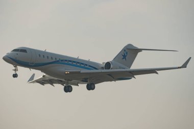 Zürih, İsviçre, 22 Ocak 2026 T7-SSB İmparatorluk Havacılık Bombacısı Global 6000 uçak, Davos 'taki dünya ekonomik forumu sırasında çok sisli bir günde 14. piste iniyor.