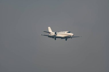 Zürih, İsviçre, 22 Ocak 2026 CS-DXR Net Jets Cessna Citation XLS uçakları, Davos 'taki dünya ekonomik forumu sırasında çok sisli bir günde 14 numaralı piste iniyor.