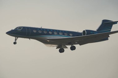 Zürih, İsviçre, 22 Ocak 2026 4K-AI88 Azerbaycan Havayolları Gulfstream G650 uçakları, Davos 'taki dünya ekonomik forumu sırasında çok sisli bir günde 14 numaralı piste iniyor.