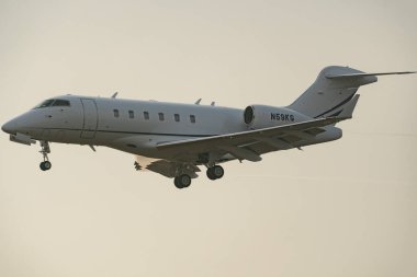 Zürih, İsviçre, 22 Ocak 2026 N-59KG bombardıman uçağı 14. piste iniyor Davos 'taki dünya ekonomik forumu sırasındaki sisli bir günde.