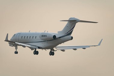 Zürih, İsviçre, 22 Ocak 2026 N-59KG bombardıman uçağı 14. piste iniyor Davos 'taki dünya ekonomik forumu sırasındaki sisli bir günde.