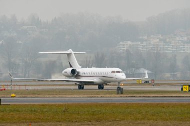 Zürih, İsviçre, 23 Ocak 2026 N-160QS Net Jets Global Bombardıman uçağı Davos 'taki dünya ekonomik forumu sırasında çok sisli bir günde önlük üzerinde uçuyor.