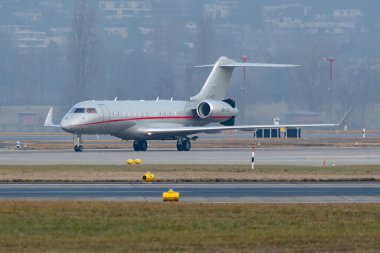 Zürih, İsviçre, 23 Ocak 2026 9H-VJS Vista Jet Bombardier Global 6000 uçakları, Davos 'taki dünya ekonomik forumu sırasında çok sisli bir günde önlüğün üzerinde uçuyor.