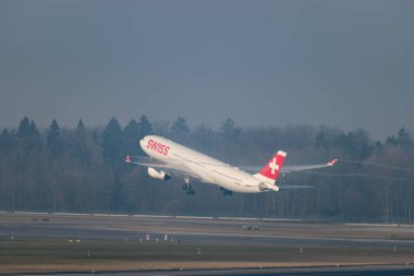 Zürih, İsviçre, 21 Ocak 2026 İsviçre HB-JHA İsviçre Airbus A330-343 uçağı çok sisli bir günde 28 numaralı pistten kalkıyor.