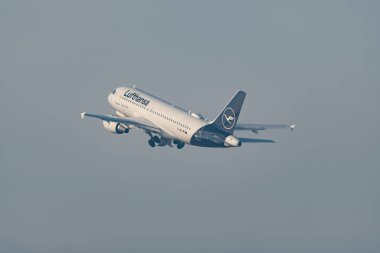 Zürih, İsviçre, 21 Ocak 2026 D-AIBQ Lufthansa Airbus A319-112 çok sisli bir günde 28 numaralı pistten kalkıyor.