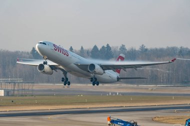 Zürih, İsviçre, 21 Ocak 2026 İsviçre HB-JHJ İsviçre Airbus A330-343 uçağı çok sisli bir günde 16. pistten kalkıyor.