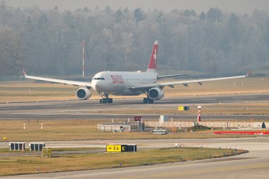Zürih, İsviçre, 21 Ocak 2026 İsviçre HB-JHK İsviçre Airbus A330-343 uçağı çok sisli bir günde 16. pistten kalkıyor.