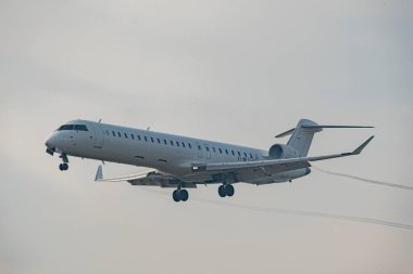 Zürih, İsviçre, 22 Ocak 2026 EI-FPG Şehir Jet Mitsubishi CRJ-900LR uçağı çok sisli bir günde 14. piste iniyor.