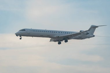 Zürih, İsviçre, 22 Ocak 2026 EI-FPG Şehir Jet Mitsubishi CRJ-900LR uçağı çok sisli bir günde 14. piste iniyor.