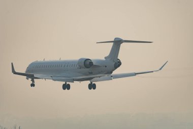 Zürih, İsviçre, 22 Ocak 2026 EI-FPG Şehir Jet Mitsubishi CRJ-900LR uçağı çok sisli bir günde 14. piste iniyor.