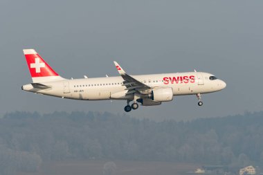 Zürih, İsviçre, 22 Ocak 2026 İsviçre HB-JDA İsviçre Airbus A330-343 uçağı çok sisli bir günde 14. piste iniyor.