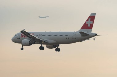 Zürih, İsviçre, 22 Ocak 2026 HB-IJP İsviçre Airbus A320-214 çok sisli bir günde 14. piste iniyor.
