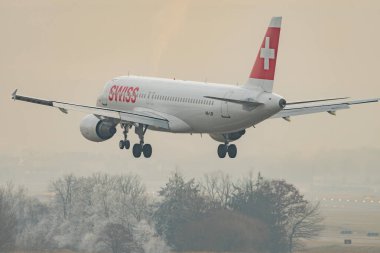 Zürih, İsviçre, 22 Ocak 2026 HB-IJP İsviçre Airbus A320-214 çok sisli bir günde 14. piste iniyor.
