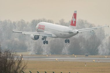 Zürih, İsviçre, 22 Ocak 2026 HB-IJP İsviçre Airbus A320-214 çok sisli bir günde 14. piste iniyor.