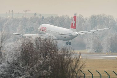 Zürih, İsviçre, 22 Ocak 2026 HB-IJP İsviçre Airbus A320-214 çok sisli bir günde 14. piste iniyor.