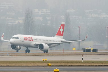 Zürih, İsviçre, 23 Ocak 2026 İsviçre HB-JDA İsviçre Airbus A320-271N Neo uçağı çok sisli bir günde 28 numaralı pistten kalkıyor.