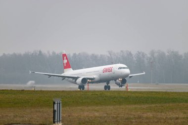 Zürih, İsviçre, 23 Ocak 2026 İsviçre HB-IOD İsviçre Airbus A321-111 uçağı çok sisli bir günde 16. pistten kalkıyor.