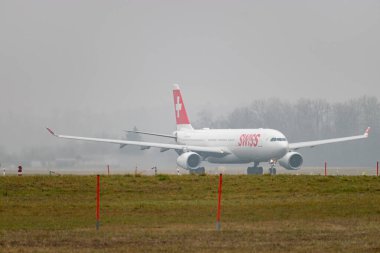 Zürih, İsviçre, 23 Ocak 2026 İsviçre HB-JHG İsviçre Airbus A330-343 uçağı çok sisli bir günde 16. pistten kalkıyor.