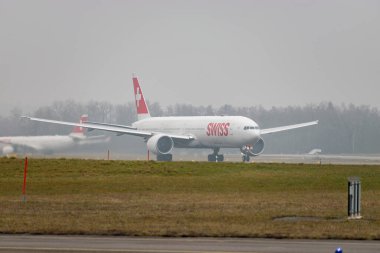 Zürih, İsviçre, 23 Ocak 2026 İsviçre HB-JNF İsviçre Boeing 777-3DEER uçağı çok sisli bir günde 16. pistten kalkıyor.