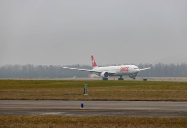 Zürih, İsviçre, 23 Ocak 2026 HB-JNB İsviçreli Boeing 777-3DEER uçağı çok sisli bir günde 16. pistten kalkıyor.