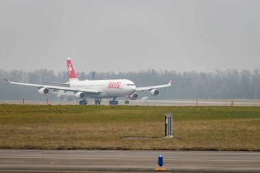 Zürih, İsviçre, 23 Ocak 2026 İsviçre HB-JMB İsviçre Airbus A340-313 uçağı çok sisli bir günde 16. pistten kalkıyor.