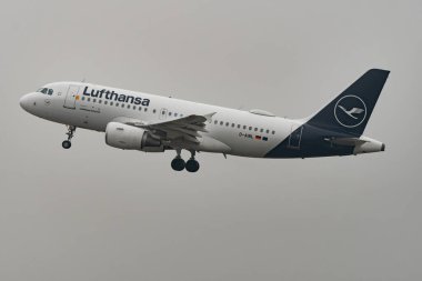 Zürih, İsviçre, 23 Ocak 2026 D-AIBL Lufthansa Airbus A319-112 uçağı çok sisli bir günde 28 numaralı pistten kalkıyor.
