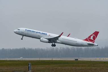Zürih, İsviçre, 23 Ocak 2026 TC-JTD Türk Hava Yolları Airbus A321-231 uçağı çok sisli bir günde 28 numaralı pistten kalkıyor.