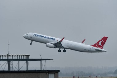 Zürih, İsviçre, 23 Ocak 2026 TC-JTD Türk Hava Yolları Airbus A321-231 uçağı çok sisli bir günde 28 numaralı pistten kalkıyor.