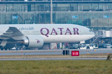 Zürih, İsviçre, 23 Ocak 2026 A7-BEV Katar Havayolları Boeing 777-3DZER uçağı çok sisli bir günde geçitten geri püskürtüldü.