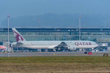 Zürih, İsviçre, 23 Ocak 2026 A7-BEV Katar Havayolları Boeing 777-3DZER uçağı çok sisli bir günde geçitten geri püskürtüldü.