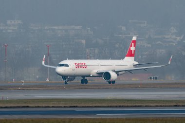Zürih, İsviçre, 23 Ocak 2026 İsviçre HB-JPF İsviçre Airbus A321-271NX Neo uçağı çok sisli bir günde 28 numaralı pistten kalkıyor.