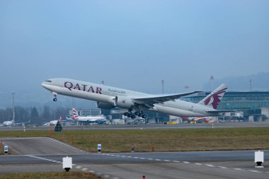 Zürih, İsviçre, 23 Ocak 2026 A7-BEV Katar Havayolları Boeing 777-3DZER uçağı çok sisli bir günde 28 numaralı pistten kalkıyor.