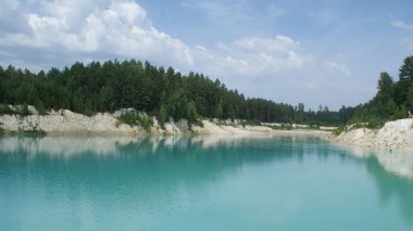 Dağlar ve yeşil orman, su